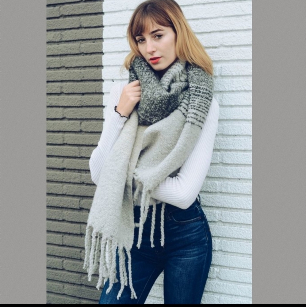 Black and gray ombre knit tassel scarf.